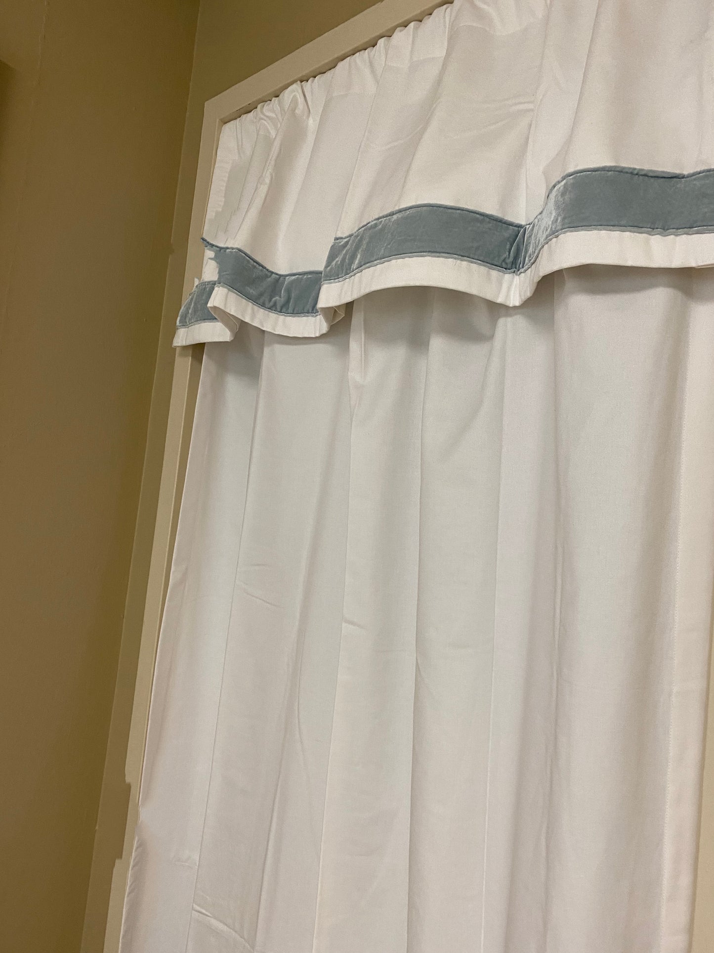 A VALANCE 52x18